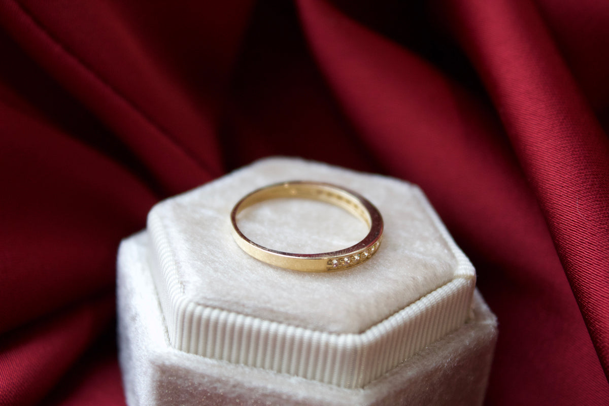 14K Gold stone lined ring size 6