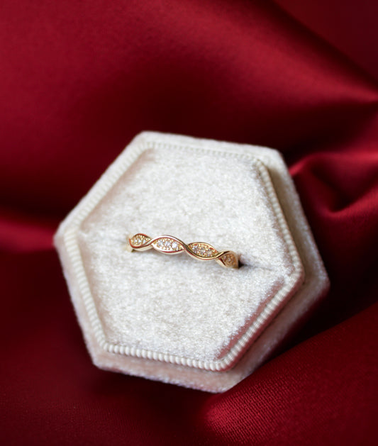 14K Gold infinity style ring size 7