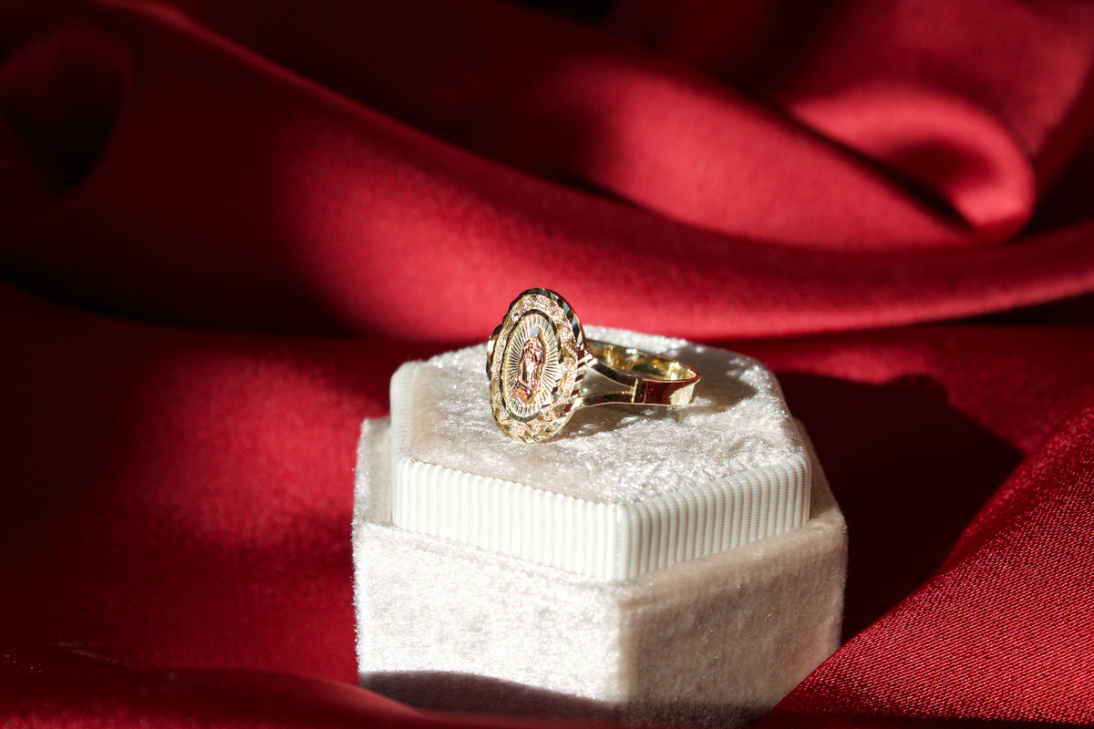 14K Gold oval virgencita ring size 7.5