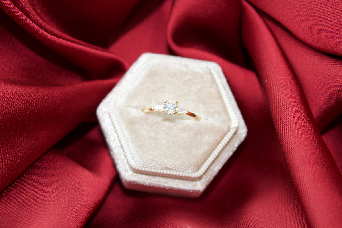 14K Gold clear stone ring size 6.5