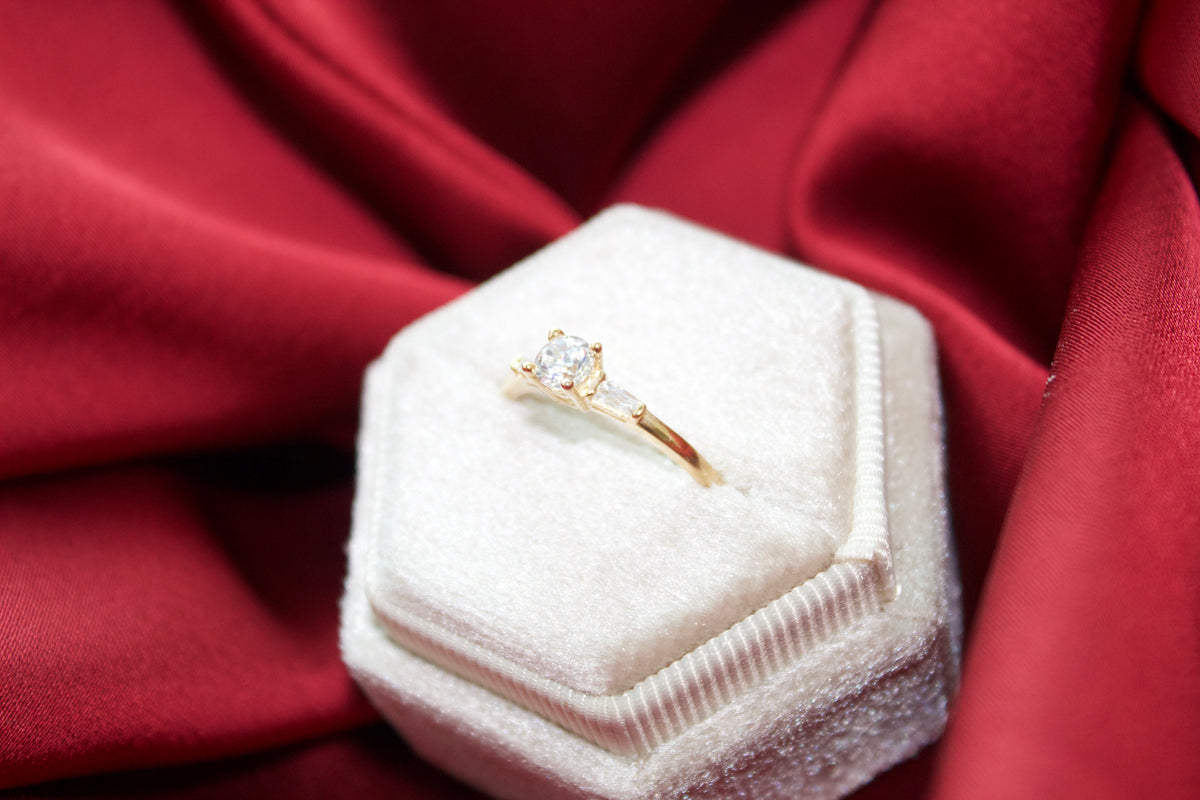 14K Gold clear stone ring size 6.5